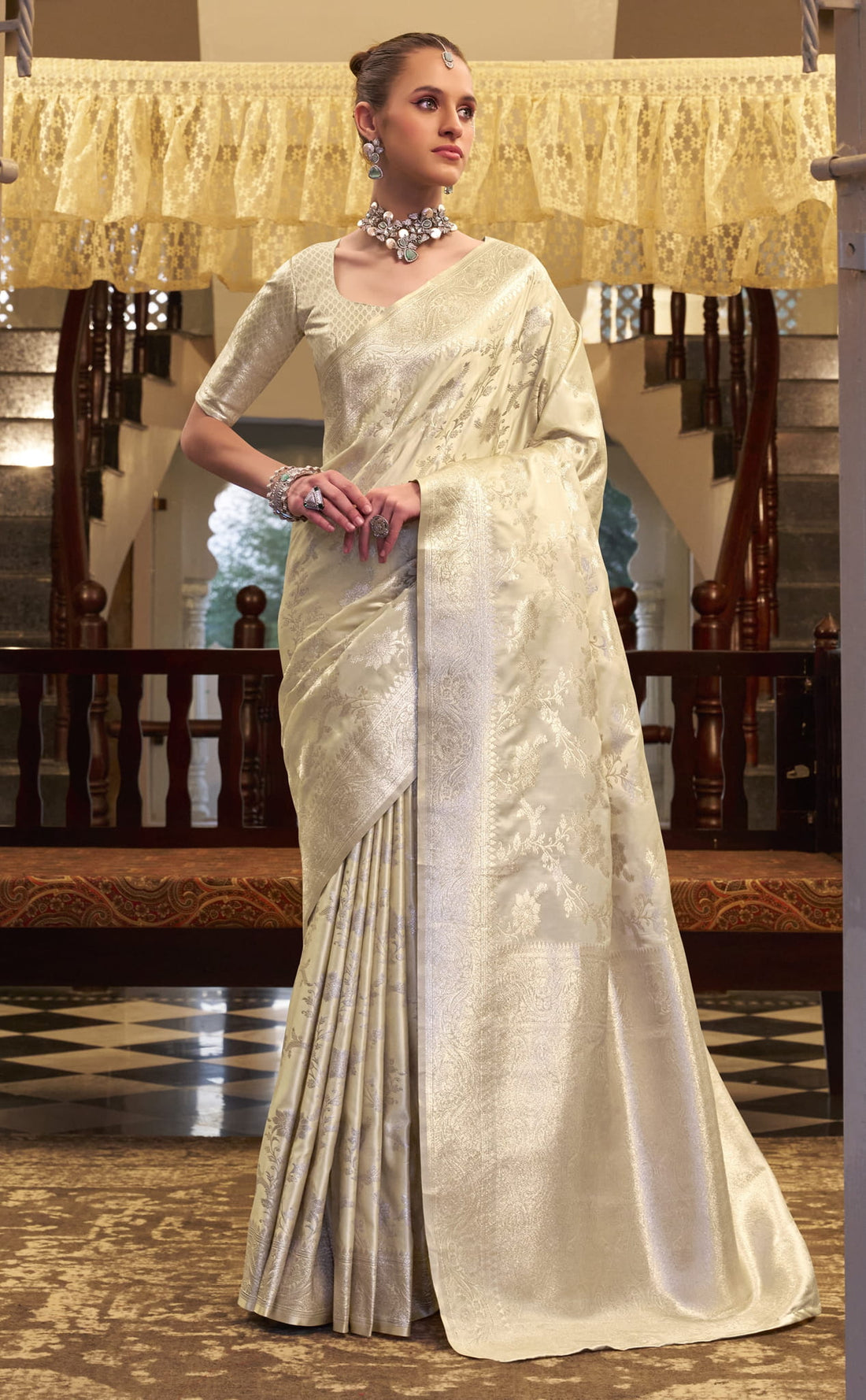Elegant Banarasi Silk Saree with Intricate Brocade Work